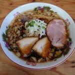 湘南の手前 - 醤油ラーメンに吊るしチャーシュートッピング