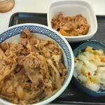 吉野家 - 牛丼並盛り（￥４４８）、おしんこ（￥１４０）、肉だく(通常価格￥１８４、フェアで半額（￥９２）