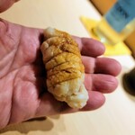鮨 唐島 - 穴子は柔らかく崩れやすいので手渡し