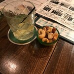 アディロンダックカフェ - ジントニック、ナッツ