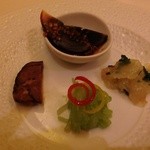 倶楽湾 - 前菜四種／ピータン。くらげ。中国野菜。チャーシュー八角炒