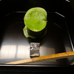 京懐石 吉泉 - 青いホウズキに包まれた和菓子