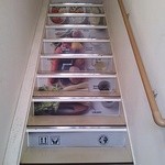 狭い階段をあがって２階にあがります