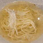 焼 むらかみ - ⑭鶏塩らーめん(税込600円)
            博多ラーメンの様な極細麺、天草大王の透明感のあるスープ、良いのですが私には物足りない
            1日で使う天草大王の量が多くないので鶏ガラ足りないのだろう