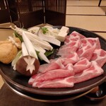 黒豚料理 あぢもり - 肉の盛り方は料理人さんによって変わるそうです