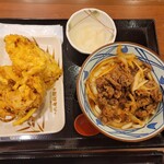 丸亀製麺 - 肉ぶっかけうどん 並（750円）/さつまいも天（140円）/かしわ天（180円）/野菜かき揚げ（170円）/大根おろし（90円）