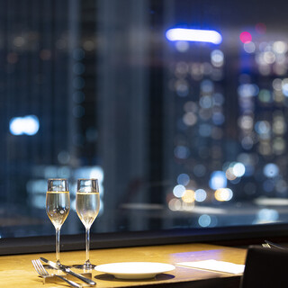 Enjoy an elegant moment in a seat with a great view overlooking the night view of the Yokohama area.