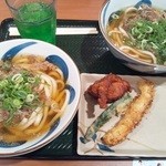Sanuki Udonnokokoro Tsurusaku - 肉うどん（並）と肉うどん（大）＆唐揚げ＆イカ天＆オクラ天＆メロンソーダ