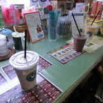 フレッシュロースター 珈琲問屋 - 僕の「アイスチャイティー」M、300円。と子供の「アイココア」S、250円。