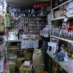 フレッシュロースター 珈琲問屋 - この狭さ、ジャンクガレージちっくな雰囲気。大好き!!!