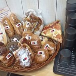 NO BREAD NO LIFE ＆ NO CURRY NO LIFE - 無料パンコーナー。早い者勝ち