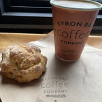 Byronbay Coffee - フラットホワイトS 480円／オレンジマーマレードスコーン350円
