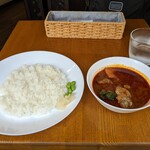 カリー＆ワイン ビストロべっぴん舎 - 赤の薬膳カレー。ライスはデフォルトでこの量です。