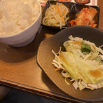 Tougarashi - ご飯、サラダ、キムチ