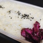 から揚げのたっちゃん 熊本店 - 見るからに固そうなご飯ですが、これがまたよく合うんです！割と良い米を使ってる印象