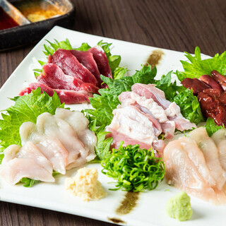 Fresh local chicken sashimi is a must-try! There are also courses where you can enjoy our proud specialties ◎
