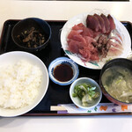 Tomoefugu Ryouriten - 刺身4種盛り定食1,000円。ごはんは普通盛り（注文は半分でお願いしていました）。バランスの良い見ため。大事なことですね。おしぼりがタオルなのもうれしいポイントです