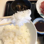 Tomoefugu Ryouriten - お米は、ほんの少しのかため方向で、好きな炊き加減。お刺身やひじきと良く合います。お味噌汁はだしのきいたやさしいお味です