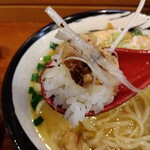 俺の中華たなか家 - 「背脂飯」リフト⤴️背脂だけでなくお肉も顔出し❗これは「癖☆♥️」になる味わいです(^_^)d