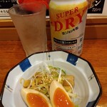 俺の中華たなか家 - 「スーパードライ生ジョッキ缶」が「サービスおつまみ」を従え着卓＼(^o^)／