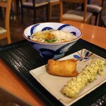 讃岐うどんの心 つるさく - 料理写真:かけうどん・ちくわ磯辺揚げ・いなり