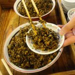 火の国 文龍 - 店の中央に置かれた「辛子高菜」