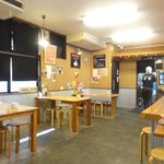 火の国 文龍 - 中央にカウンター、壁沿いにテーブル席