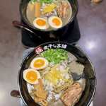 極煮干し本舗 - 手前が鬼煮干し、奥が極濃煮干し豚骨ラーメン。