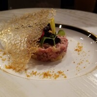 HIKARI - 和牛タルタルとキャビア　イチホのローストビーフ　紫蘇マイクロ、山椒マイクロを使用