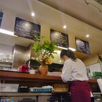 洋食 花乃湯 - 店内／明るく清潔感たっぷり