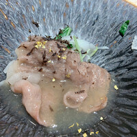 鉄板焼 ステーキ 北野坂 - 前菜 黒毛和牛焼きしゃぶ　トリュフ 生の霜降り肉を見せていただいてから、調理していただきました。 かなり、さしが入っていたのですが、 味付けが上品で、しつこくないんです。美味しい。 トリュフと金粉なんて、さらに贅沢。
