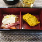魚と肉と地酒 マルキ商店 - お通し 495円　(2023.1)