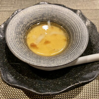 輪久 - 小鉢 白魚の茶碗蒸し 梅肉餡掛け