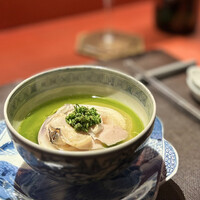 Ji-Cube - 3〜4月は同じメニューなのですが、花山椒が乗るのは４月の特権(^^)
                      蕗の薹の苦味を忍ばせ、蛤の味が充実した一皿は、この日の春の嵐さえ歓迎したくなるような、春の美味しさ♪