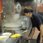 ラーメン櫻島 千歳店 - 特別に写真撮らせていただきました　麺茹では蕎麦釜