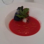 フルーツトマトを使った真紅のガスパチョ　タコのプランチャと水茄子を添えて