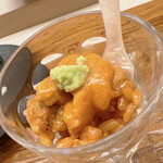 鮨おばな - 名物のウニは。ウニソースでシャリをまとめ、北海道の馬糞ウニをトッピング