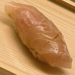 鮨おばな - 金目鯛の昆布〆。こちらは皮を剥がすのが流儀