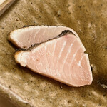 鮨おばな - 三重のトロ鰆。皮目を藁で燻します