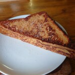まんま珈琲店 - ○フレンチトースト
シッカリと液材に浸けて
全面ちゃんと、コンガリと焼かれてる。
軽くシナモンが振ってあった。

生クリームがなくとも
このお味なら十分に美味しい！