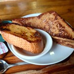 まんま珈琲店 - ○フランスパン
こちらもフレンチトーストの液材に両面付けて
メイプルシロップ付けてコンガリと焼かれてる。

シットリと柔らかくて
メイプルシロップの味わいが美味しい。