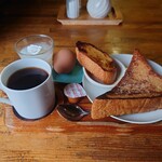 まんま珈琲店 - ●ホットコーヒー（モーニングサービス付き）400円

○コーヒー
苦味が主体でガッツリ来たあと、
ふんわり酸味を感じる味わい。

MG珈琲って何処でもこんな味わいがしてた。