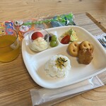 Donkafeichimaruyon - お子様ランチ_ごはん
                      アップルかオレンジジュース、ポテト、ごはん、唐揚げ、小鉢、おもちゃ、アイス