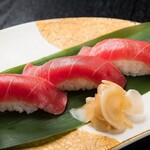 Bluefin tuna medium-fatty nigiri (3 pieces)