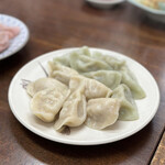 チャイナキッチン 餃子王 - 手前:48 粗びき肉の水餃子　奥:99 ラム肉パクチー水餃子