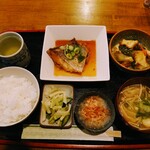 喫茶 沙梨 - 令和5年4月 ランチタイム
本日のおすすめランチ 1200円
○鯛の煮付け
○チンゲン菜と豚肉のいため
○飯・味噌汁
○大根おろし
○つけもの
☆コーヒー又は紅茶付き