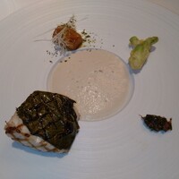 レ セゾン - 桜の葉に包まれた鰆がフワリ　タラノメフリット　ウド　桜のチャツネ