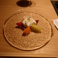 TANAKA YAKINIKU RESTAURANTE - ○フルーツサラダ
                      果物はせとかとメロン、苺、ピンク苺、
                      白苺、ブラッドオレンジ
                      白色のソースは生クリームとマスカルポーネと
                      ヨーグルトのソースとの説明。　