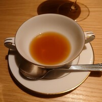 TANAKA YAKINIKU RESTAURANTE - ○コンソメスープ
                    松阪牛と神戸牛のすね肉と野菜から出汁を取りました
                    コンソメスープ　との説明。
                    
                    コンソメスープとしては深い味わい。
                    牛肉の旨味がサラッと乗ってるねえ。
                    上質感がある味わい