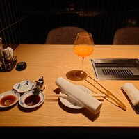 TANAKA YAKINIKU RESTAURANTE - テーブルセットアップ状況
                    
                    ●最上コース　27,500円
                    
                    そしてドリンクを勧められたので
                    ●季節のフレッシュジュース　1,430円
                    を注文する。